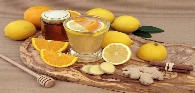 الليمون يحتوي على فيتامين سي المهم للتخلص من البرد في العظام