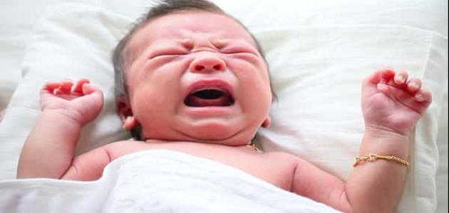 بكاء الطفل بصوت عالي قد يكون سبب لشعوره بالمغص