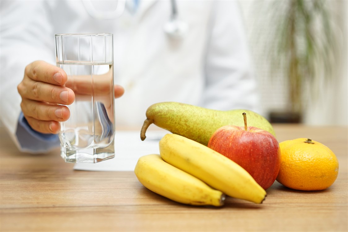 شرب المياه و تناول الفواكه مهم للوقاية من الامساك