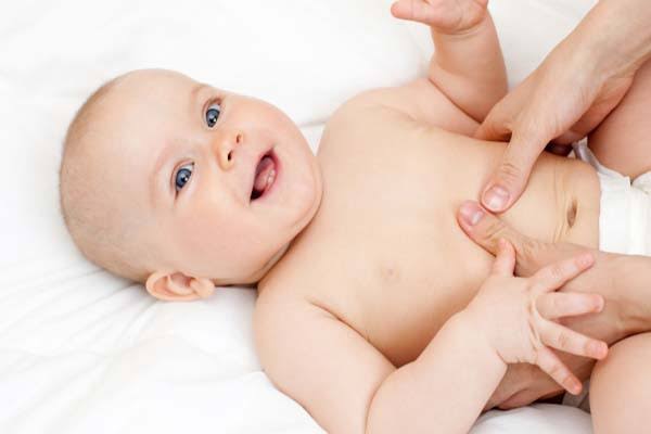 علاج الإمساك وتدليك بطن الرضيع