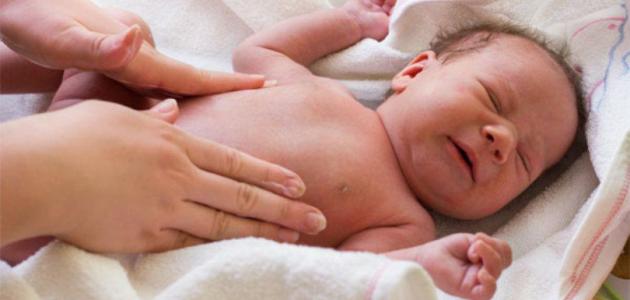 يعتبر تدليك بطن الرضيع طريقة فعالة لعلاج المغص