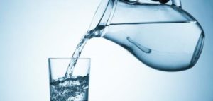يجب الاكثار من شرب المياه لتعويض النقص في السوائل