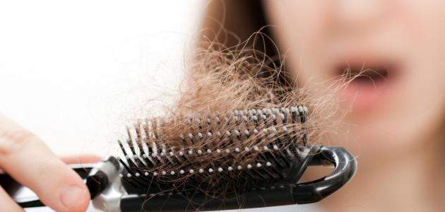 المعدل الطبيعي لتساقط الشعر يتراح ما بين 50 الى 100 شعرة يوميا