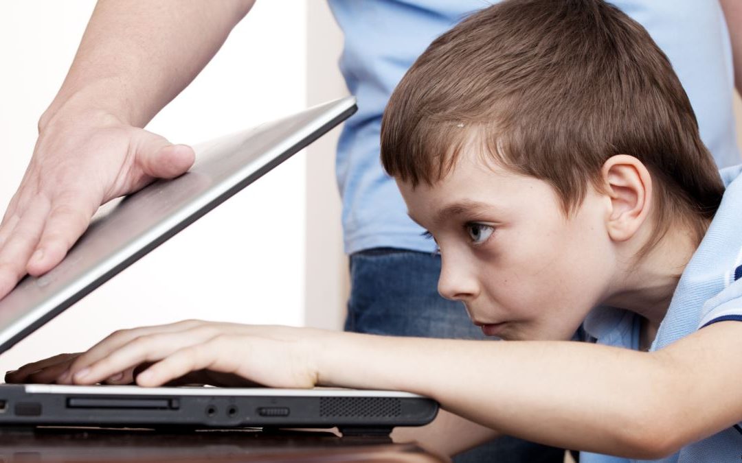 أضرار الإلكترونيات على أطفالنا