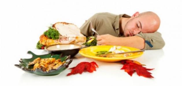 ما هي أضرار تناول الطعام قبل النوم مباشرة ؟