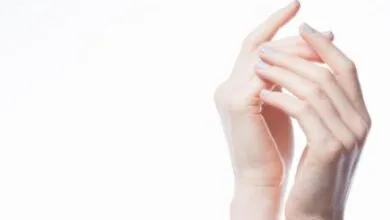 كريم من الصيدليه لتفتيح اليدين وترطيبها لعلاج جفاف اليدين وتشققها